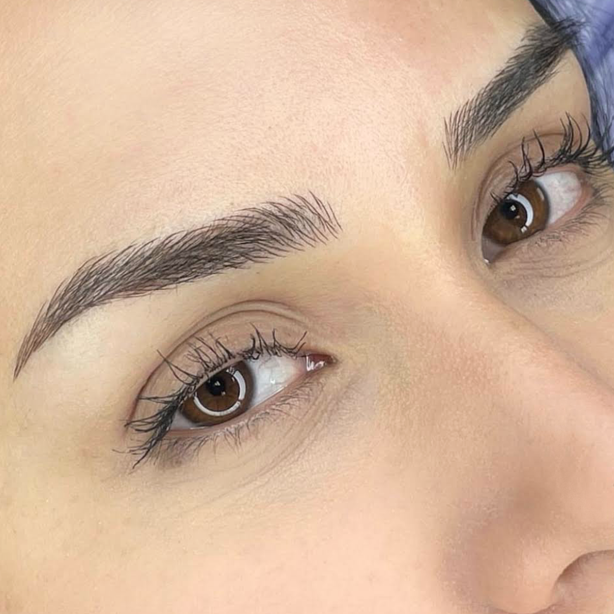 Makijaż permanentny brwi wykonany technika Microblading