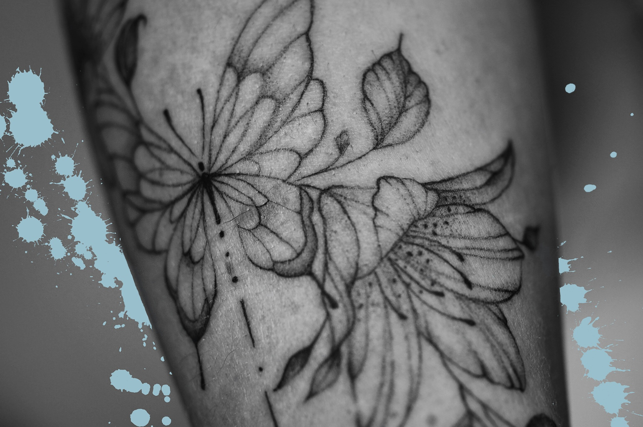 Tatuaż łączący motyw motyla i kwiatów