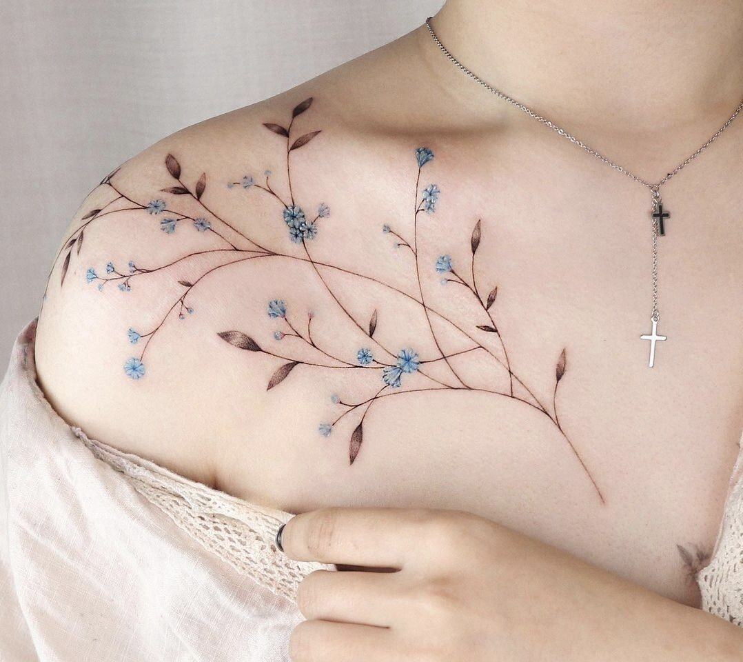 Tatuaż przedstawiający motyw kwiatowy