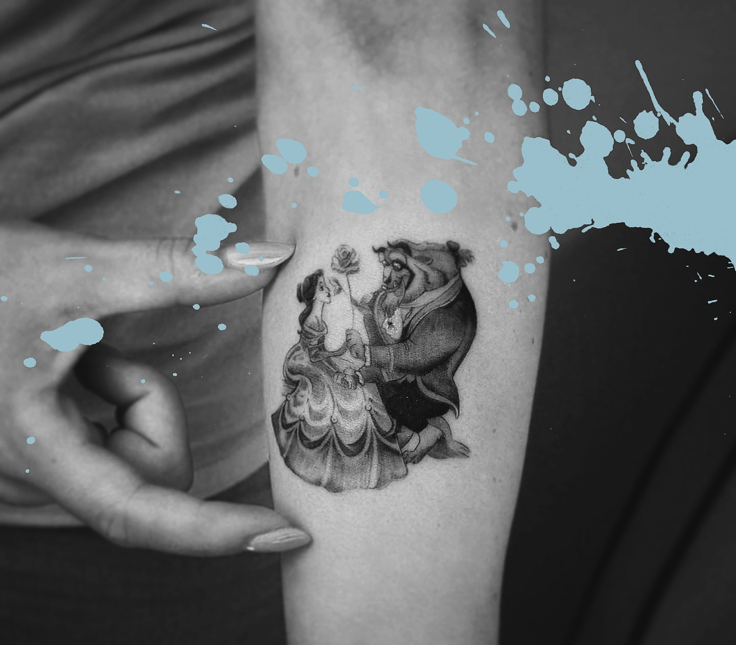 Mikrorealistyczny tatuaż postaci z bajki Piękna i Bestia