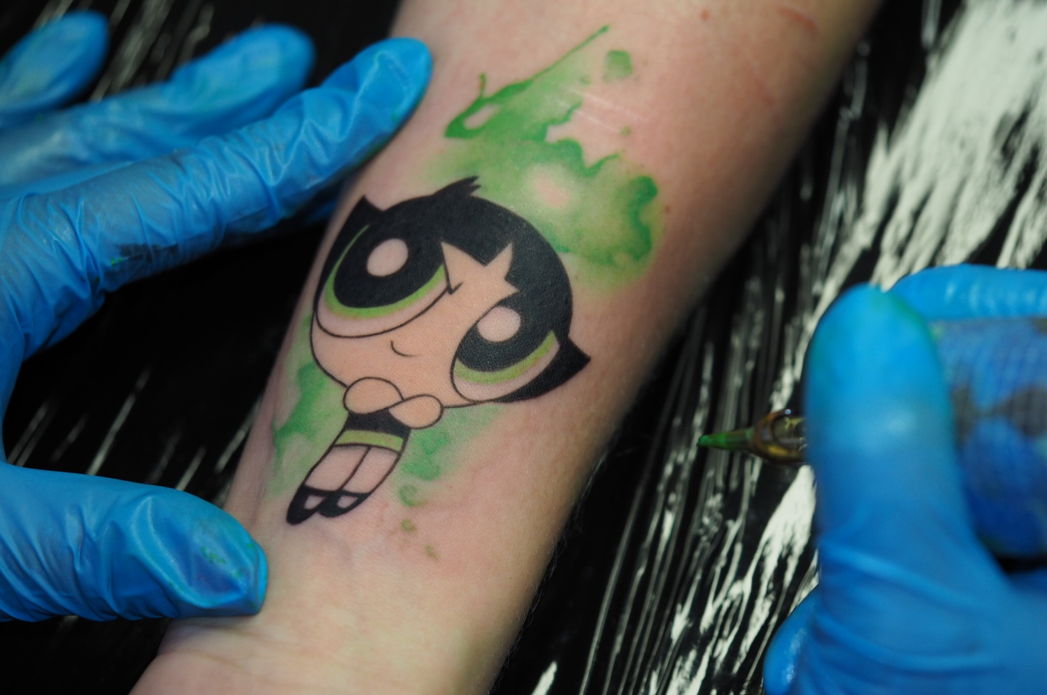 tatuaż zielonej atomówki