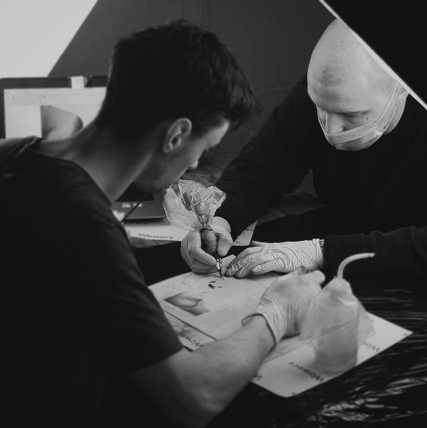 Maciej pracujący z kursantem podczas tatuowania