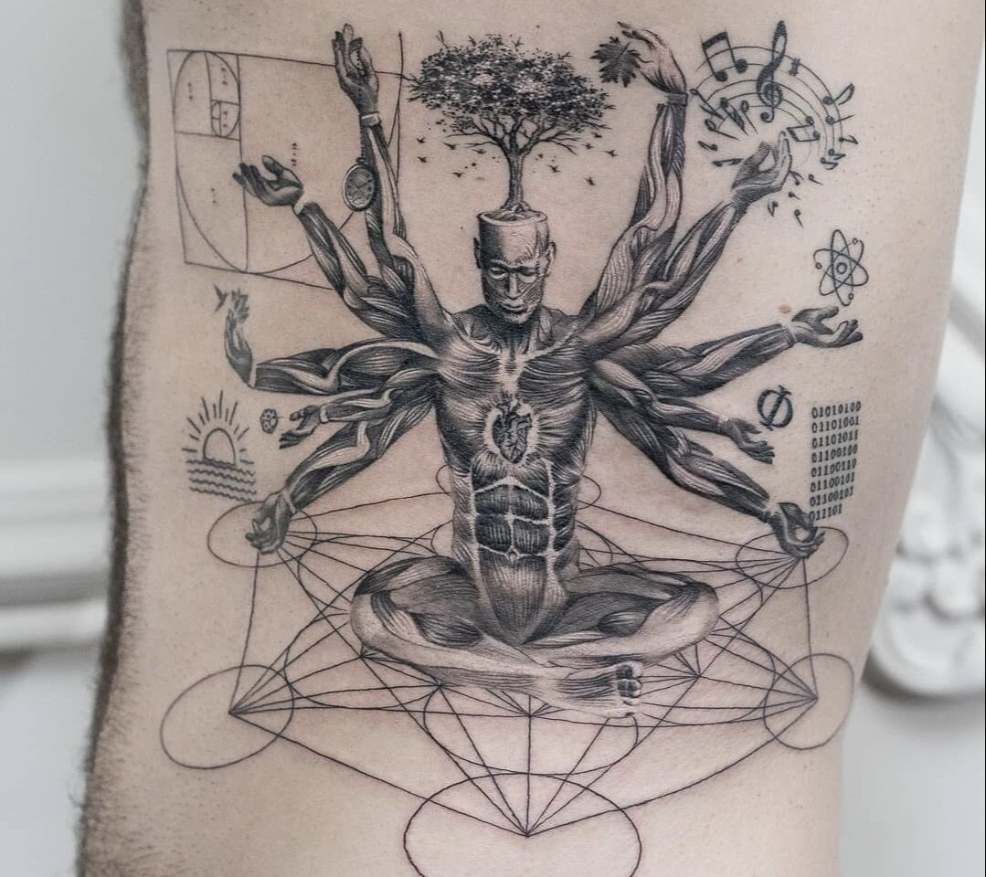 Tatuaż bazowany na postaci człowieka, motywy geometryczne